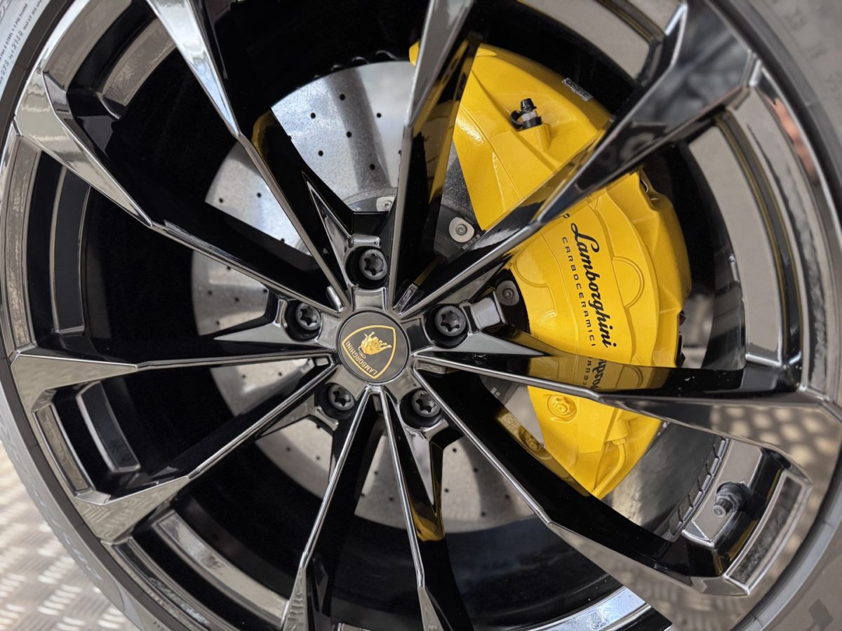 2022 LAMBORGHINI URUS 4L0 V8 650CV BVA8 RACING AKRAPOVIC