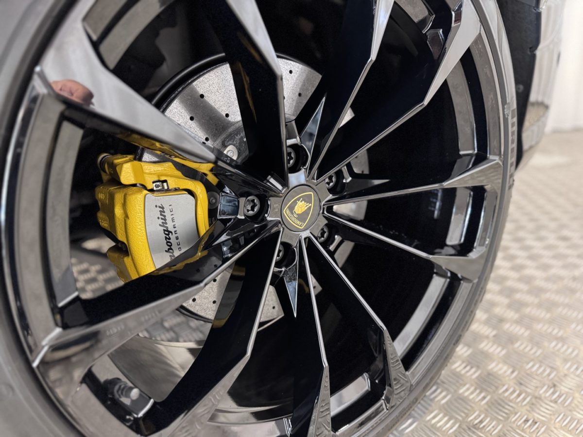 2022 LAMBORGHINI URUS 4L0 V8 650CV BVA8 RACING AKRAPOVIC