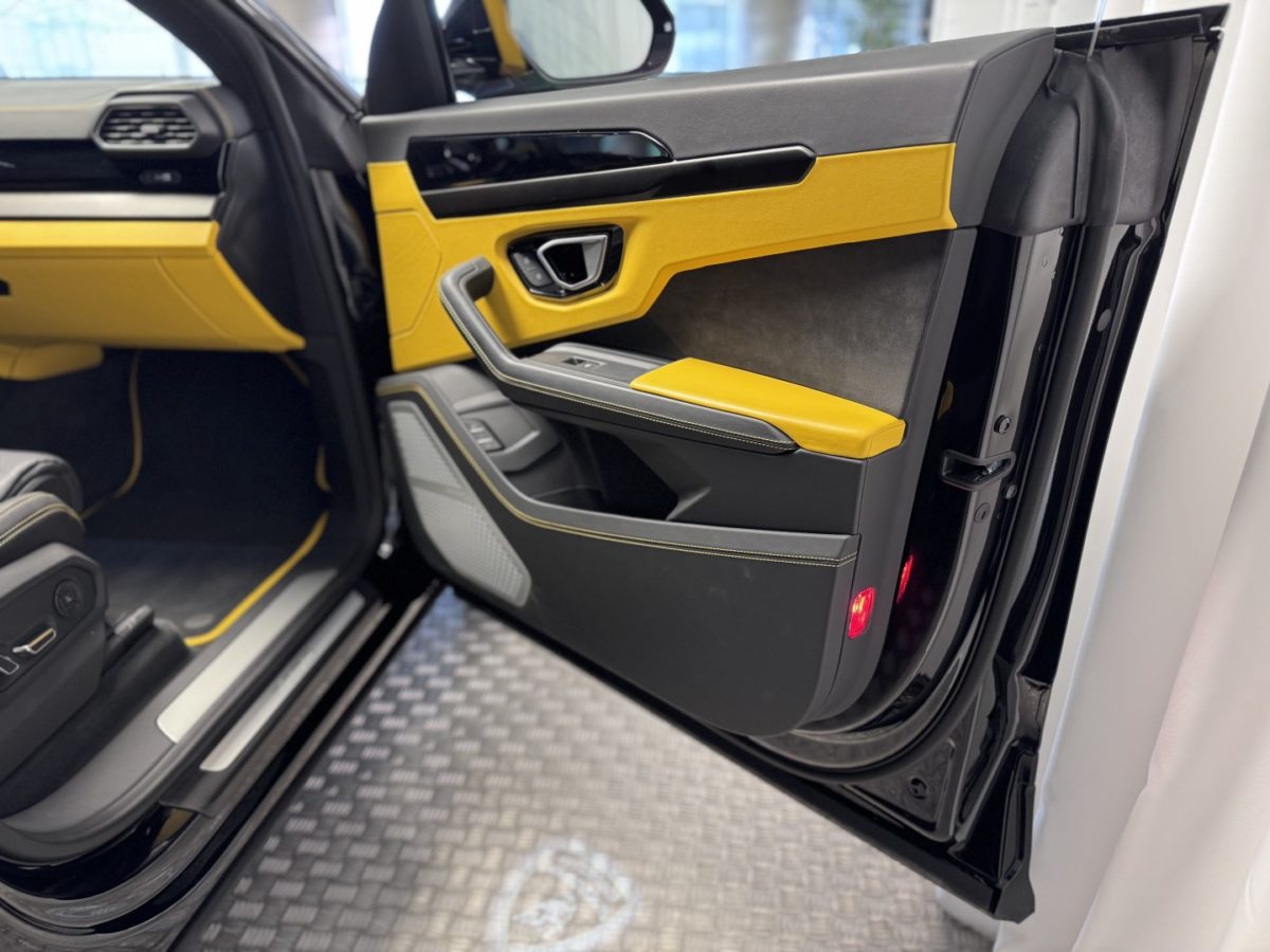 2022 LAMBORGHINI URUS 4L0 V8 650CV BVA8 RACING AKRAPOVIC